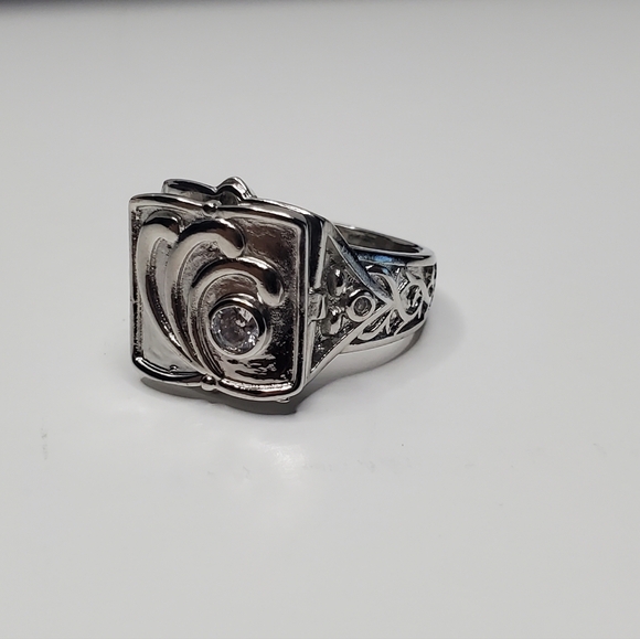 Mens Silver Open Locklet Secret Compartment Ring - Picture 16 of 16